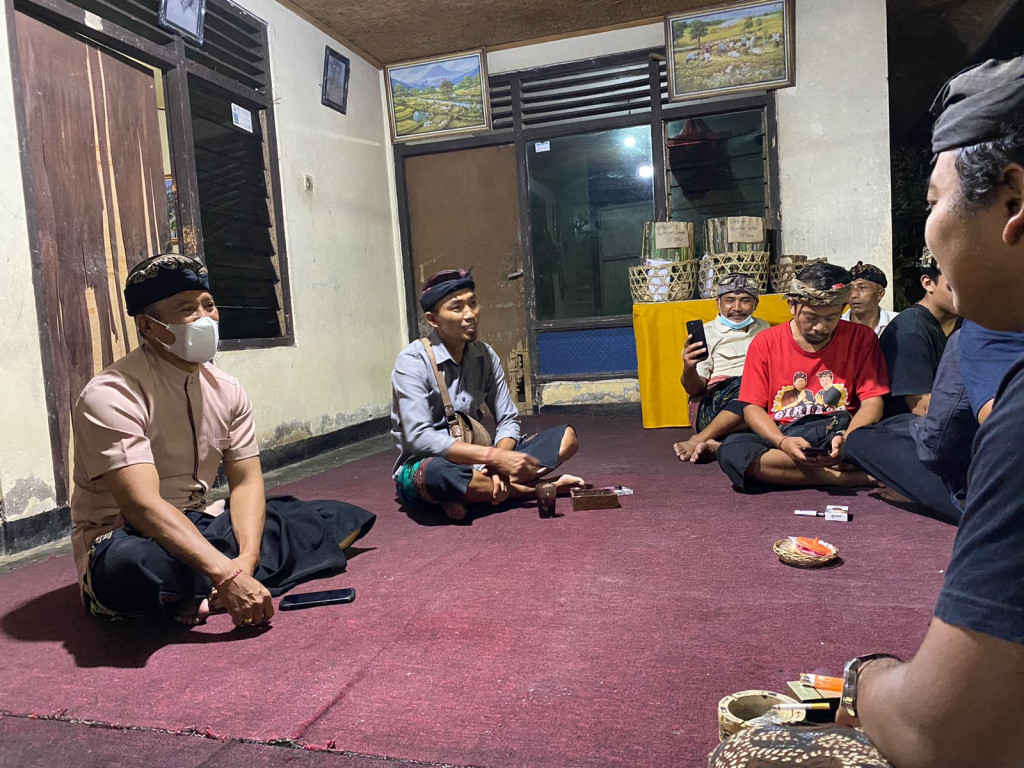 Perbekel Petang Melayat ke Rumah Duka I Gusti Ngurah Agung Sardana,di Br Kerta